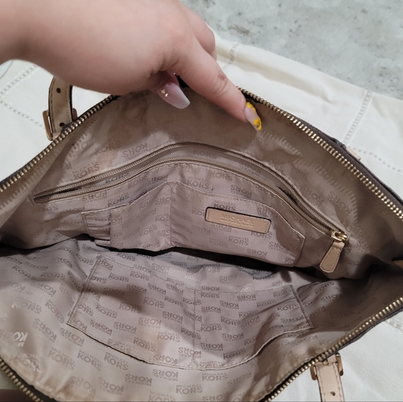 Michael Kors Jet Set Travel Top Zip Tote with Quarter Zip Wallet - Picture 3 of 4